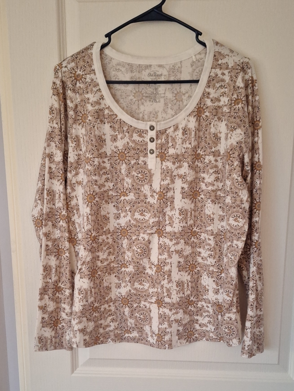 Olive & Oak Cream and Tan Floral-Medallion Henley Long-Sleeve Top